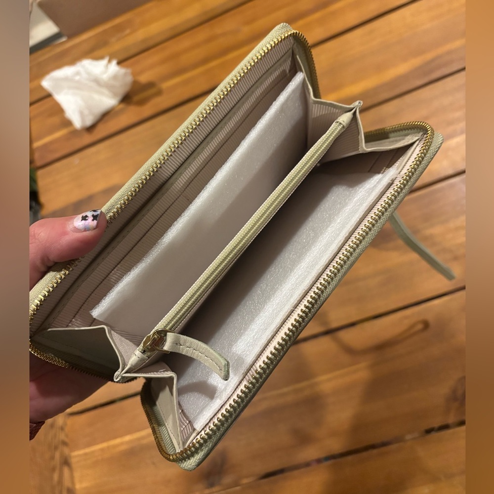 NWT Margot Leather Gabby Single Zip Around Wallet - Picture 3 of 5